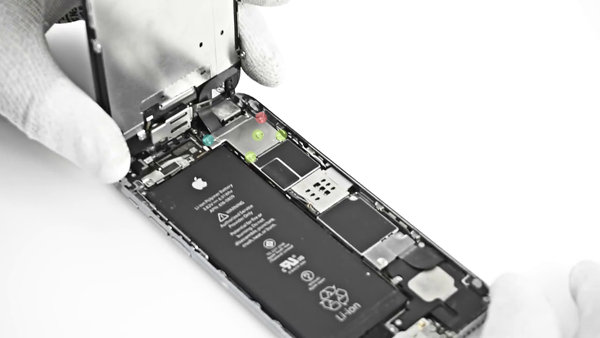 Odstránenie konektora predného panelu 1