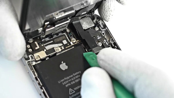 Odstránenie konektora predného panelu 2