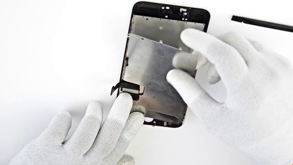 Odstránenie krycieho plechu LCD