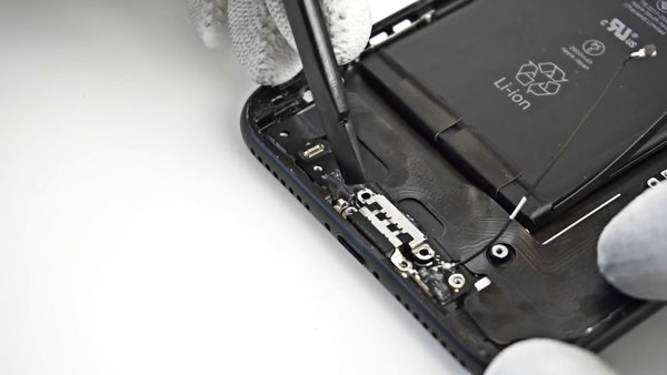 Odstránenie nabíjacieho konektora