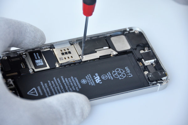 Vybratie držiaka batérie