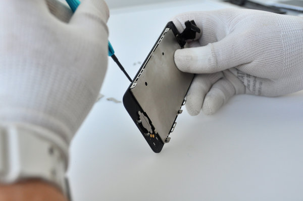 Odstránenie bočných skrutiek z predného panelu