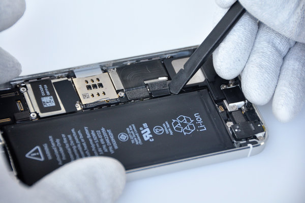 Odstránenie konektora batérie