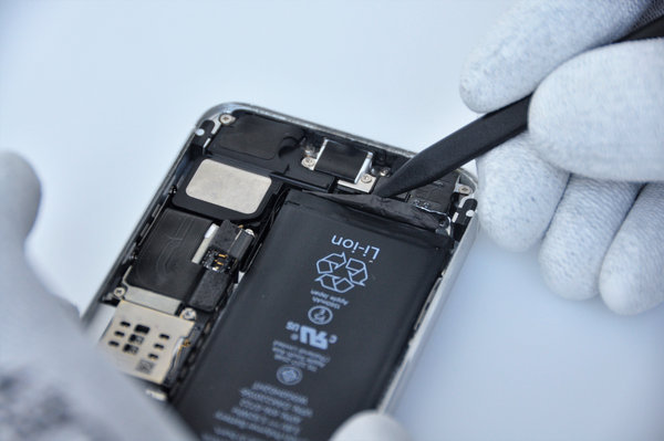 Odstránenie lepivých prúžkov spod batérie