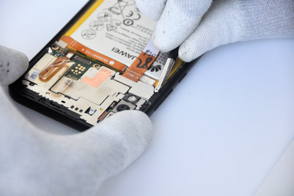 Odstránenie krycieho plechu flexu LCD