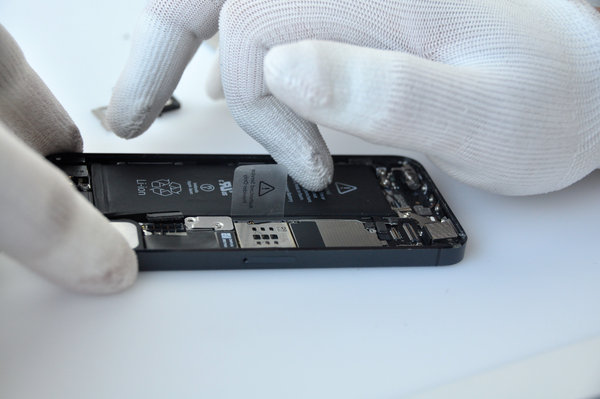 Odstránenie lepiaceho adhesívu batérie