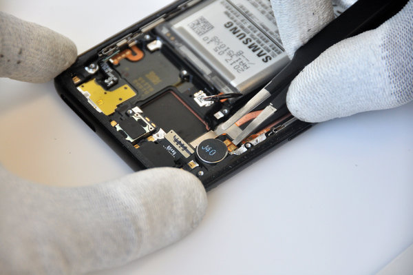 Odlepenie vibrátora z LCD kompletu