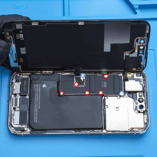 Uvoľnite skrutky krytu displeja a konektora batérie