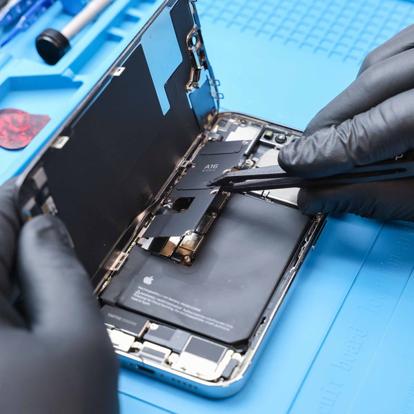 Odstráňte kryt konektora batérie