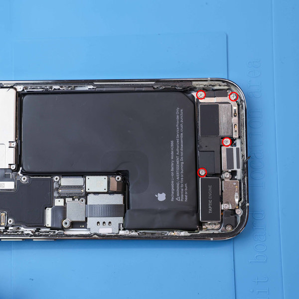 Uvoľnite skrutky reproduktora a vyberte reproduktor