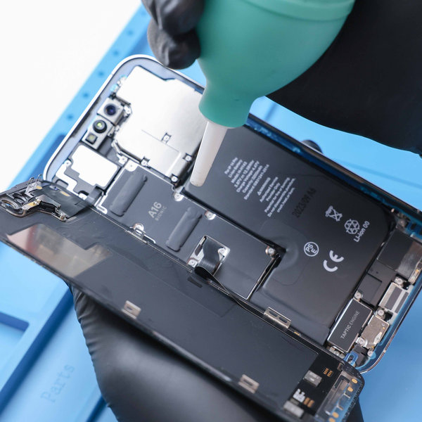 Príprava povrchu iPhonu na nové lepidlo