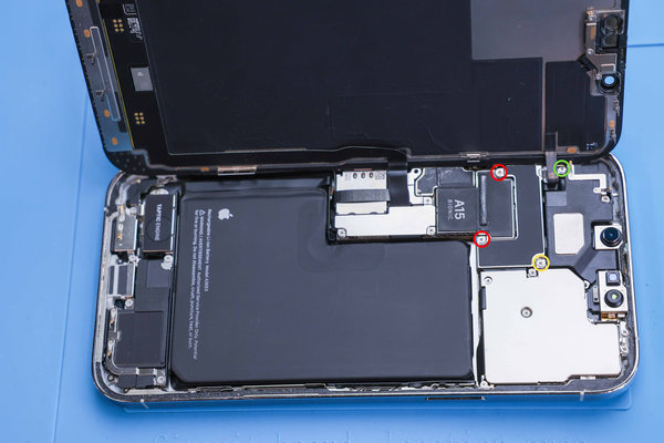 Demontáž krytu konektora predného senzora