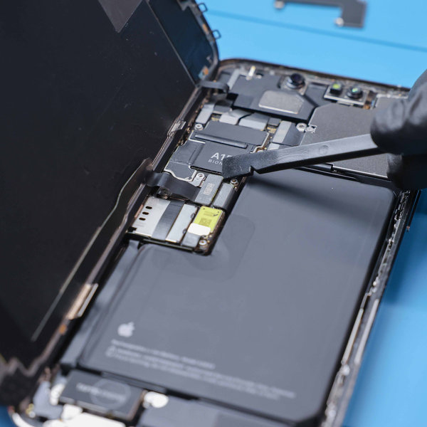 Odpojenie káblov displeja