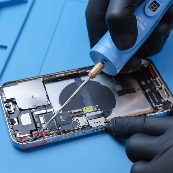 Odstraňovanie starého lepidla okolo okrajov iPhonu