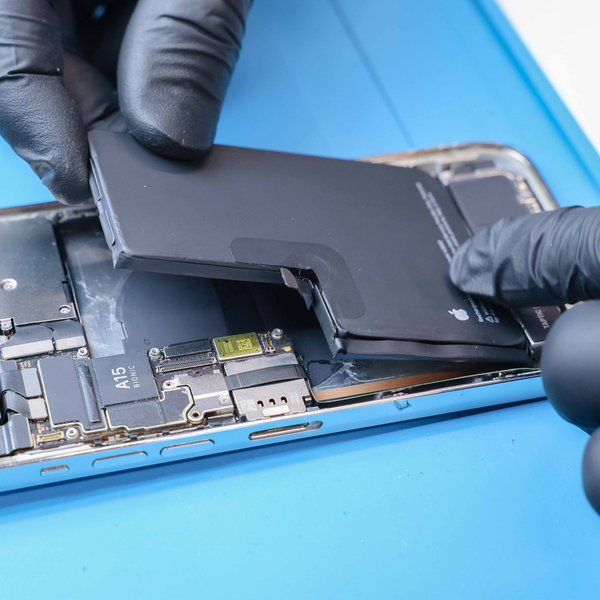 Vloženie novej batérie do jej priehradky