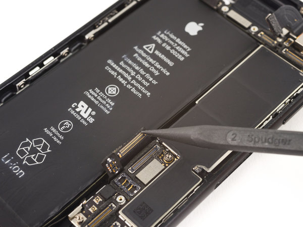 Odpojenie konektoru spodných káblov