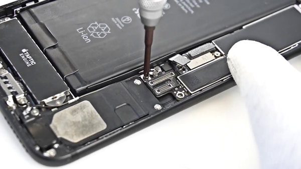 Odskrutkovanie skrutiek, základnej dosky a fotoaparátu