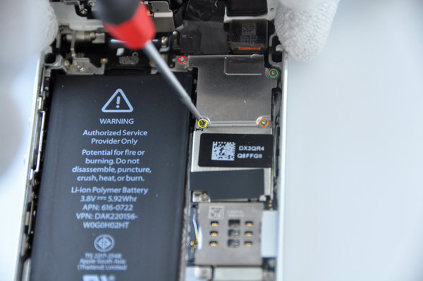 Demontáž skrutiek kovového držiaka