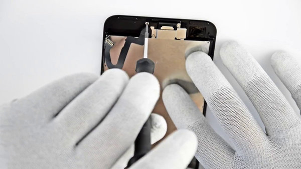 Krok 7 Demontáž slúchadla