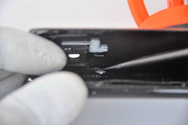 Odpojenie flex kábla snímaču odtlačku prstu