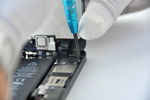 Odstránenie LCD konektorov zobrazovacej jednotky, flex káblov prednej kamery a slúchadla