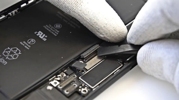 Odpojenie flex káblov vedúcim k základnej doske