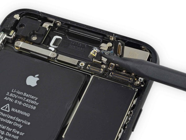 Odpojenie konektoru blesku kamery