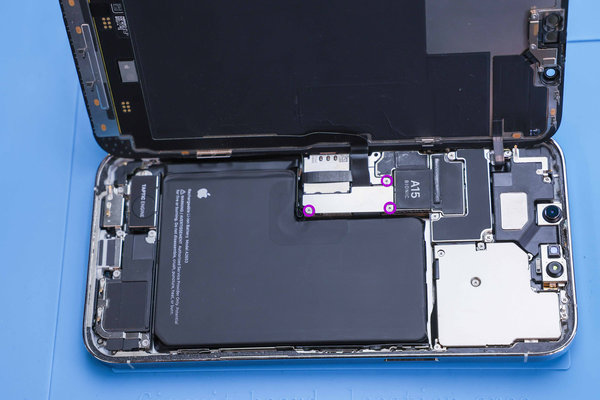 Odstránenie krytu konektora batérie