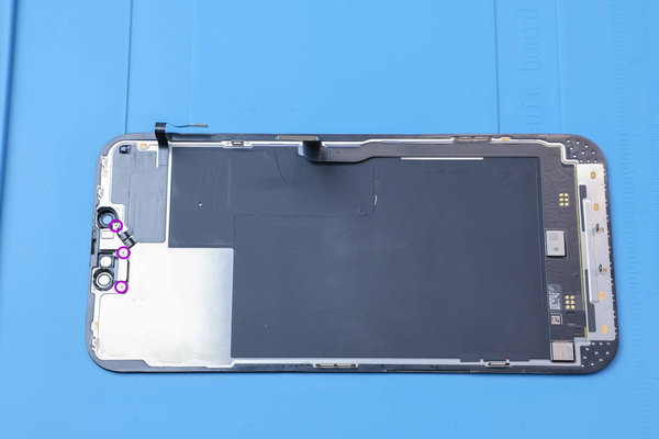 Odskrutkujte a odstráňte držiak predného senzora