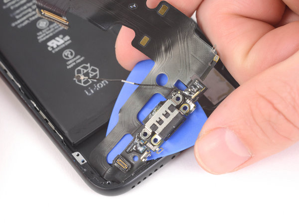 Odstránenie zvyšku modulu nabíjacieho konektoru zo zariadenia