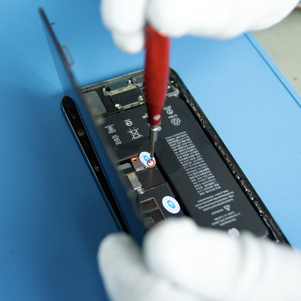 Odskrutkujte kryt konektoru baterie