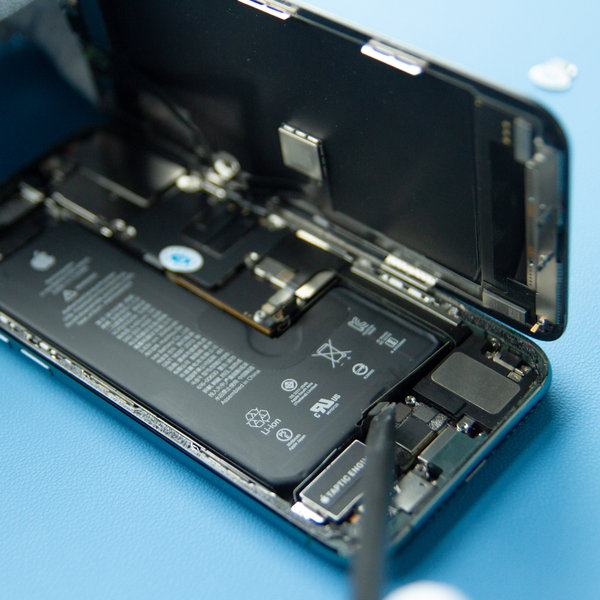 Odpojenie spodného konektora batérie