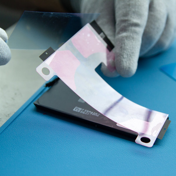 Nalepenie novej lepiacej pásky na novú batériu