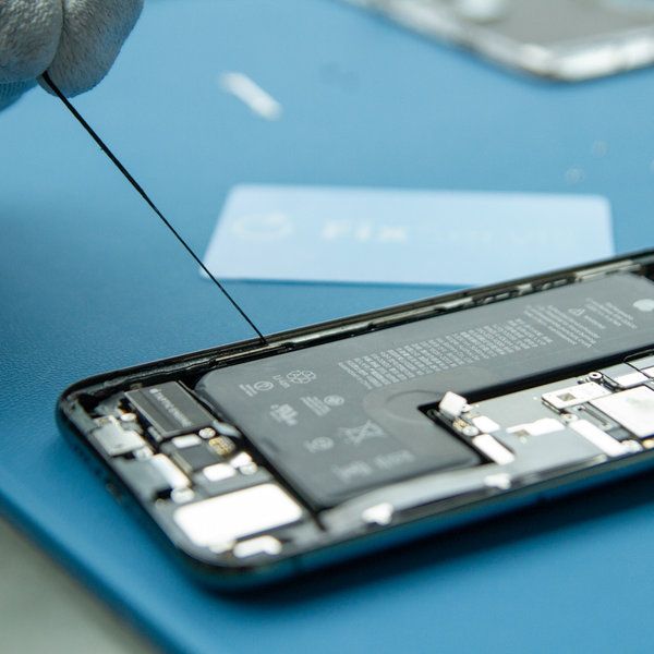 Odlepenie starého lepidla okolo okrajov iPhone-u