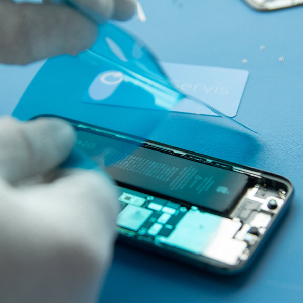 Nalepenie nového lepidla okolo okrajov iPhone-u