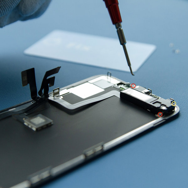 Odskrutkujte prednú zostavu