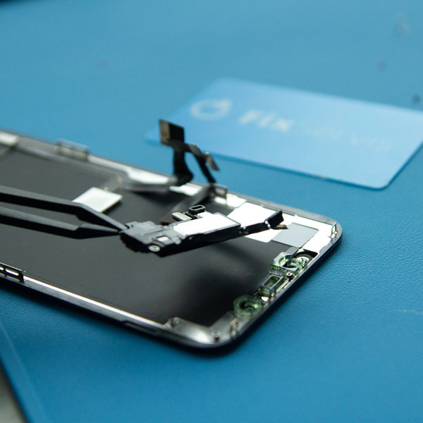 Demontujte zostavu reproduktora + predného snímača