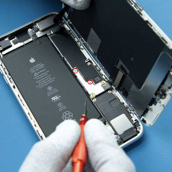 Odmontovanie držiaku kábla displeja