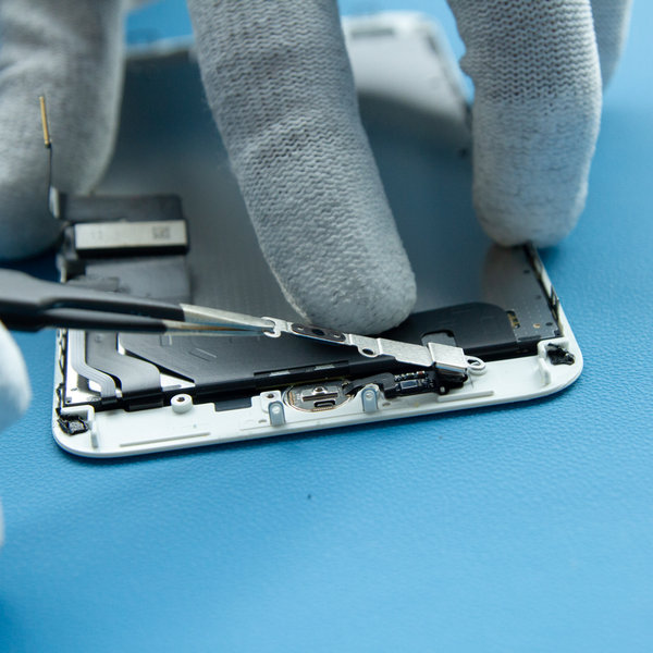 Odstránenie držiaku k snímaču home / Touch ID