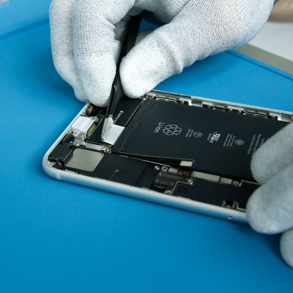 Odlepenie lepiacich pások batérie