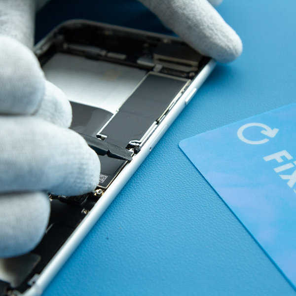 Odstránenie starého lepidla okolo okrajov iPhone-u