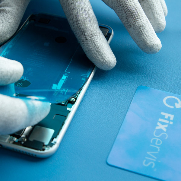 Nalepenie nového lepidla okolo okrajov iPhone-u