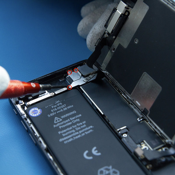 Odmontovanie skrutiek od držiaka zostavy snímača