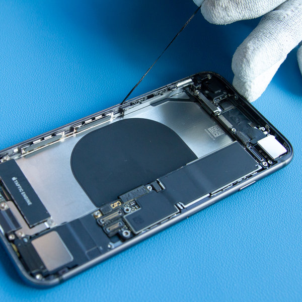 Odstránenie starého lepidla okolo okrajov iPhone-u