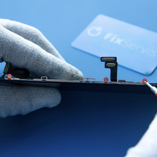 Odmontovanie ochrannej dosky LCD zo zostavy displeja