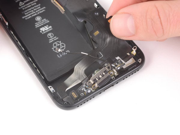 Vysunutie konektoru z jeho umiestnenia v kryte telefónu