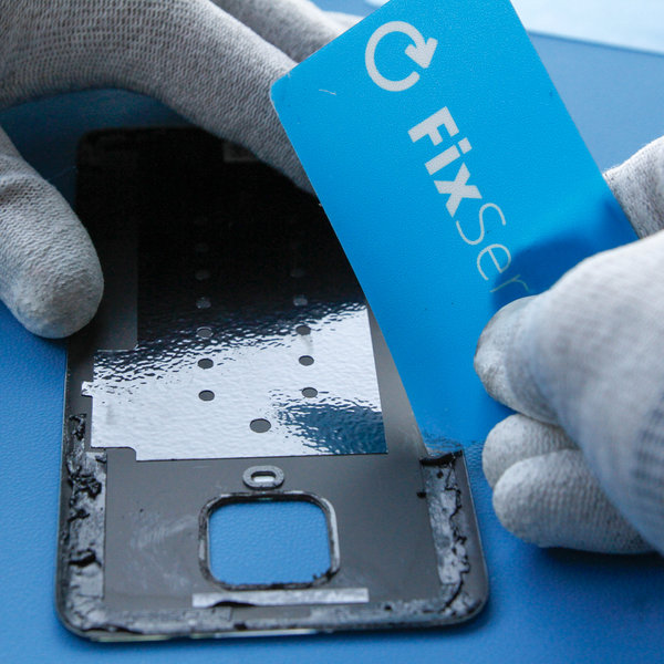 Odlepenie starého lepidla okolo okrajov zadného krytu