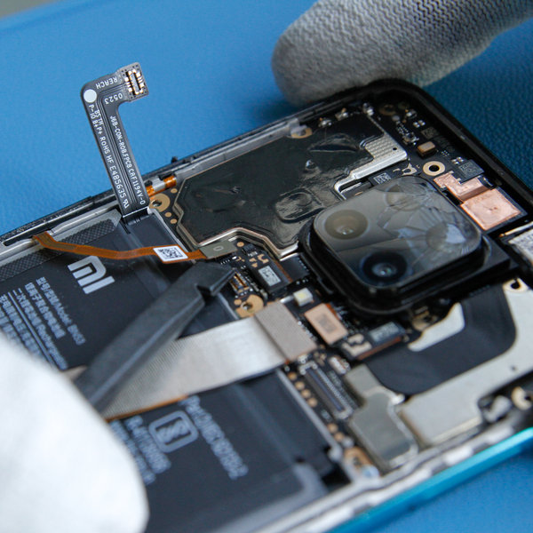 Odpojenie flex kábla od tlačidla napájania / hlasitosti