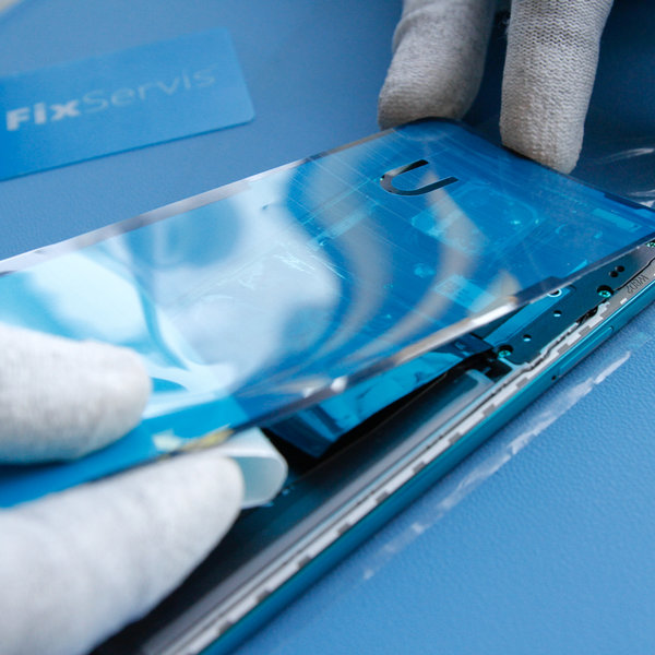 Nalepenie nového lepidla na zadný kryt smartphonu