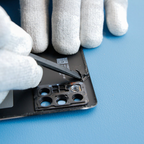 Odlepenie starého lepidla okolo okrajov zadného krytu